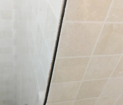 驻马店瓷砖空鼓维修公司分享阳台瓷砖脱落的修复过程可以分为以下几个步骤
