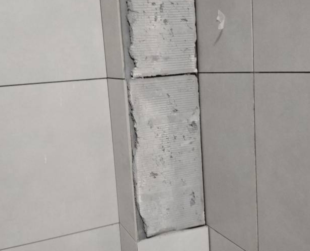 驻马店瓷砖空鼓维修公司分享下瓷砖施工前基层浇水润湿程度不足，可能导致以下问题